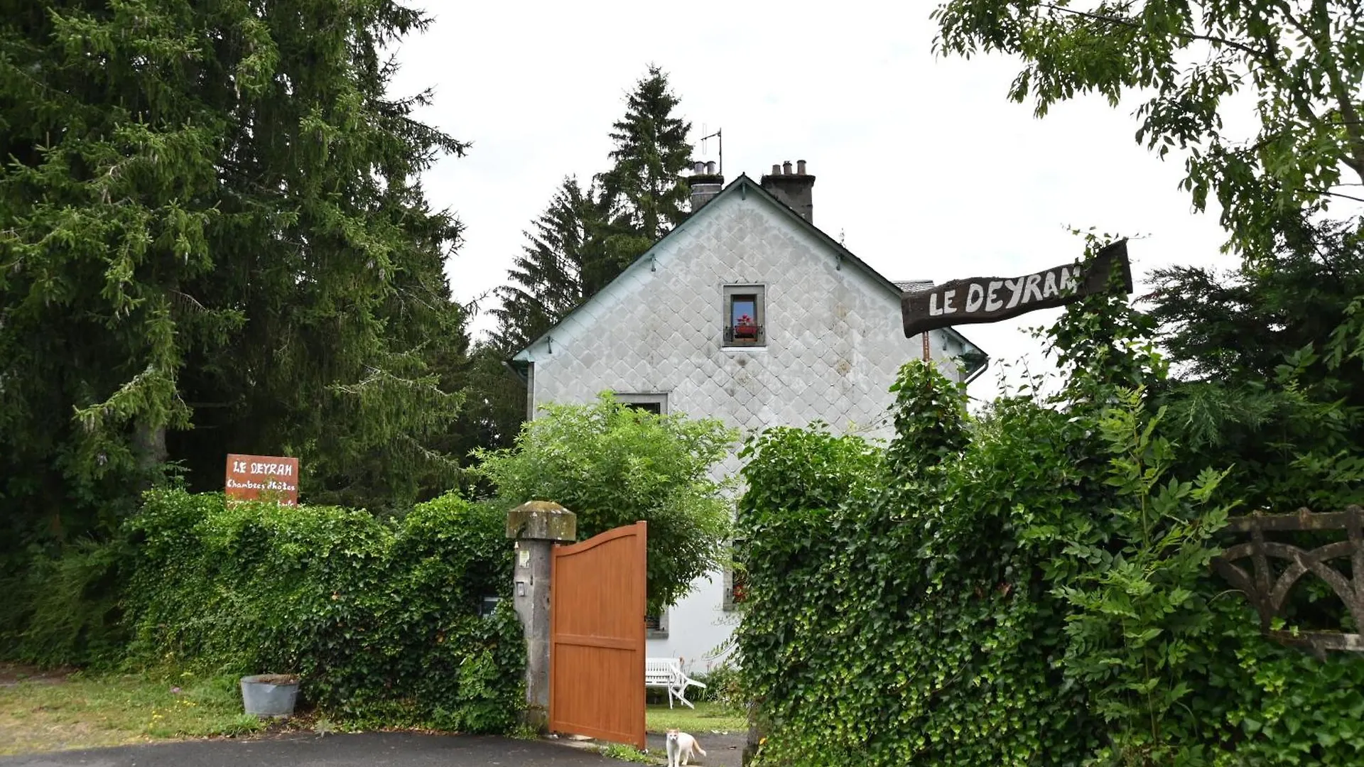 Le Deyran Bed & Breakfast Egliseneuve-d'Entraigues France